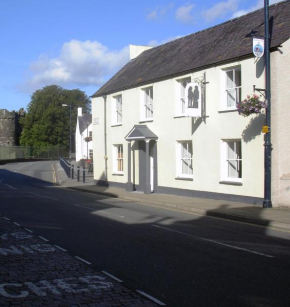 Гостиница Castle Square Apartments Beaumaris  Ллангед